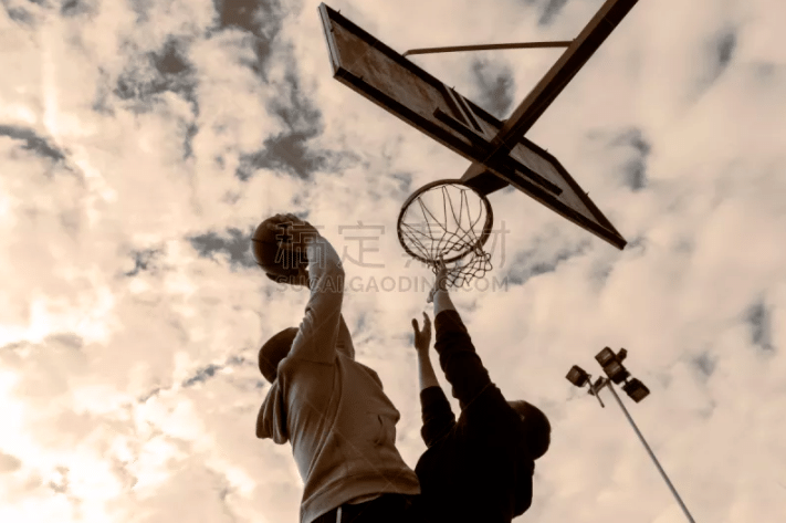 火箭哈登末节爆发连得15分