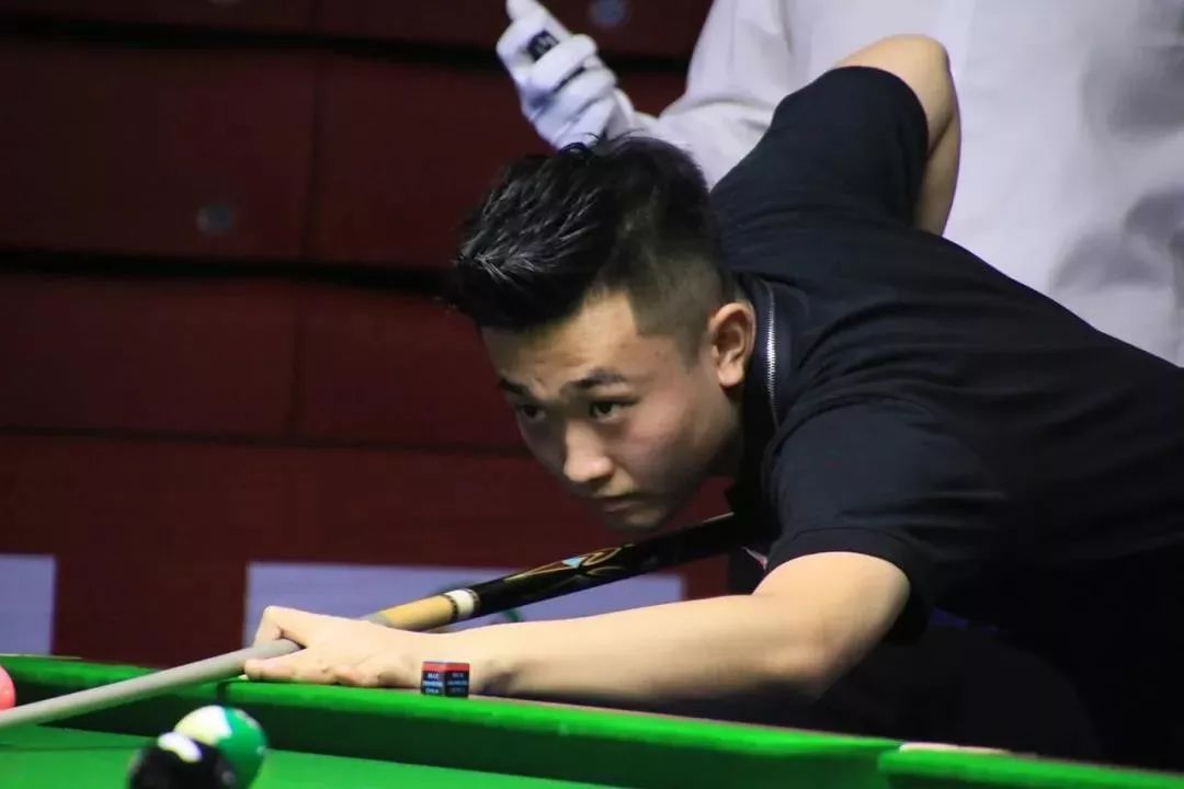 与球迷之间 与球迷之间